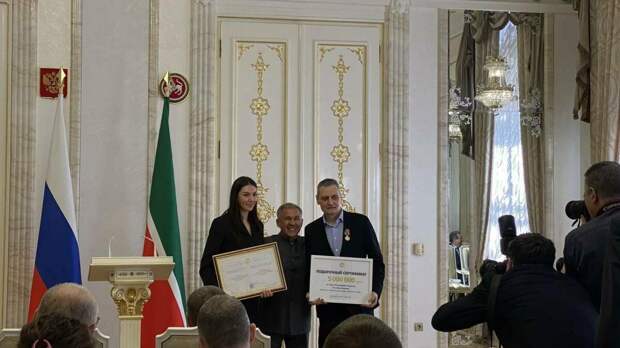 Миңнеханов «Динамо-Ак Барс»ны чемпион калуы белән котлап 5 млн сумлык сертификат тапшырды