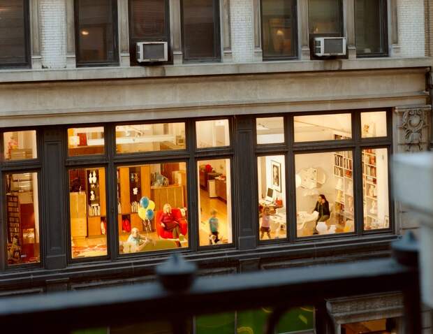 «Из моего окна»: фотограф заглянул в окна жителей Парижа и Нью-Йорка
