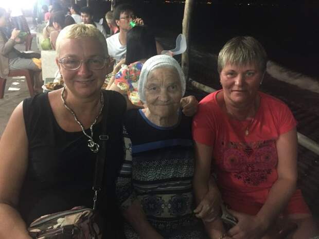 89-летняя российская пенсионерка путешествует по Вьетнаму 89-летняя российская пенсионерка путешествует по Вьетнаму