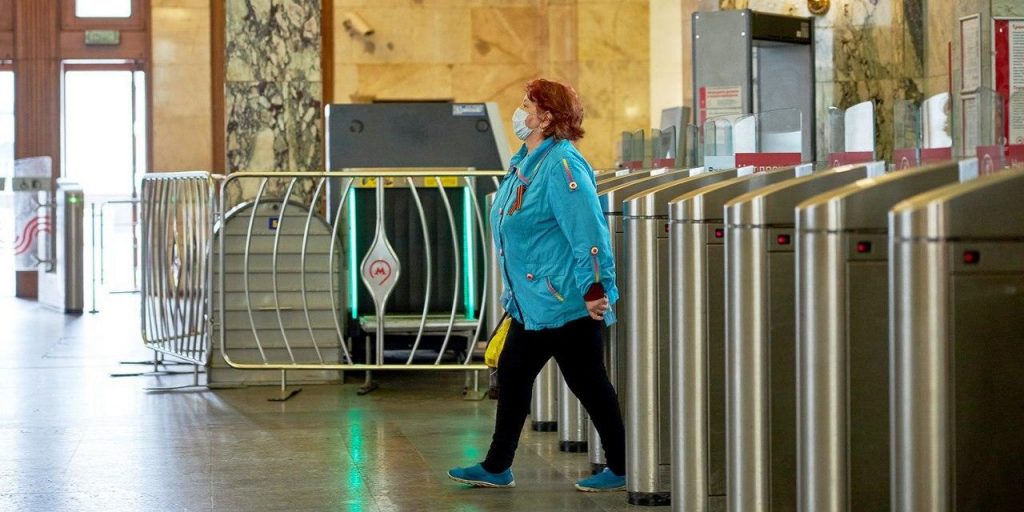 Дептранс: Утром в метро 99% пассажиров надели маски/ Фото mos.ru