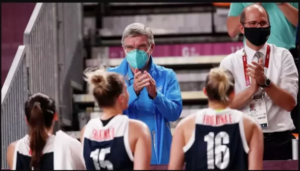 Президент МОК и генсек FIBA спели для российских баскетболисток на Олимпиаде...