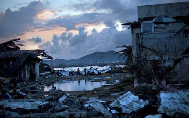 Супертайфун Йоланда (Хайянь) 8 ноября 2013 года супертайфун, несущий с собой ветер скоростью 315 км/ч (отдельные порывы до 379 км/ч), поднял волны высотой до 5 метров, которые обрушились на Филиппины. Ураган пришел с восточного побережья острова Самар и начал несущий смерть и разрушение поход через центральную часть страны. Известно более чем о 8000 погибших и пропавших без вести. По данным ООН от тайфуна пострадало свыше 11 миллионов человек, в основном жители Филиппин и Вьетнама.