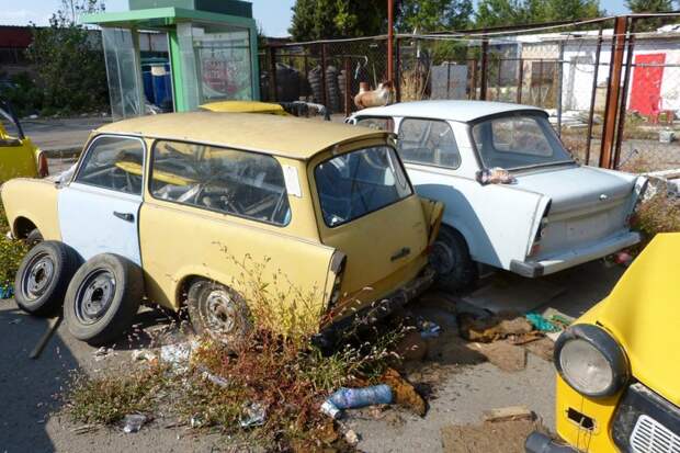 Оба возможных варианта кузова - универсал и седан.  trabant, болгария