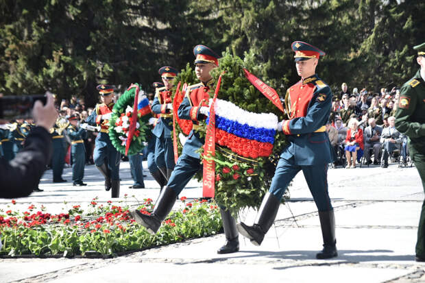 Командование общевойскового объединения ЦВО приняло участие  в торжественном возложении цветов к Вечному огню у монумента Славы  в Новосибирске