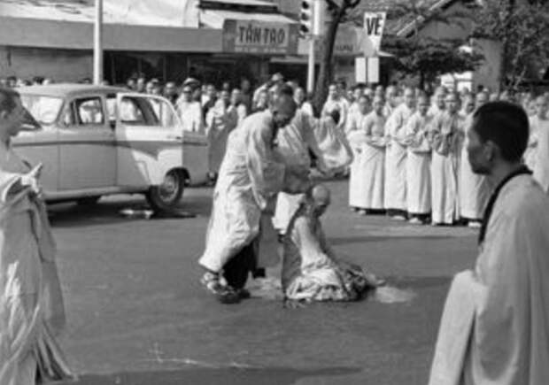 Монаха Куанг Дыка поливают бензином из канистры. | Фото: oldpicz.com.