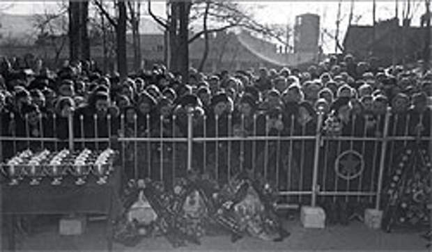 В 1953 году в авиакатастрофах погибли 140 человек — 74 пассажира и 66 членов экипажа (на фото — Приморский край, траурный митинг по погибшим в одной из катастроф)