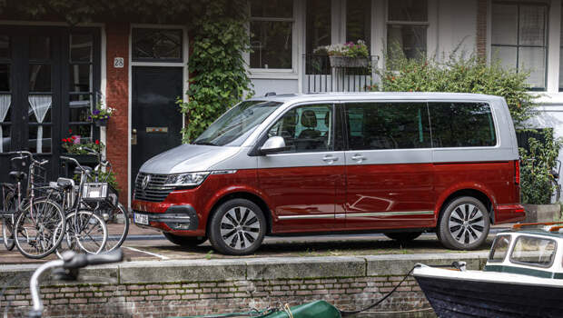 Volkswagen t6,Volkswagen t61,Volkswagen multivan,Volkswagen transporter. Автомобиль был существенно переработан, но не настолько, чтобы назвать полученный результат новым поколением. Потому индекс и выбран 6.1. (На фото показано исполнение Multivan Cruise, увы, не для нас.) Параллельно идут испытания полностью новой машины Т7 (смотрите наш «Бонус»).