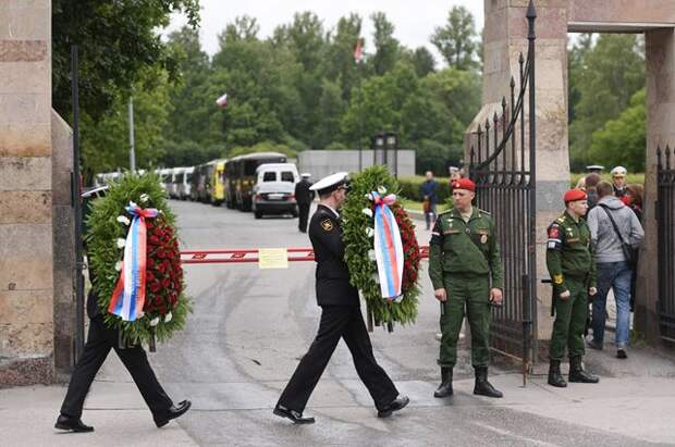 Закрытая церемония похорон погибших подводников