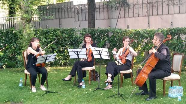 Лидеры сербского общества отпраздновали День России в посольстве РФ в Белграде