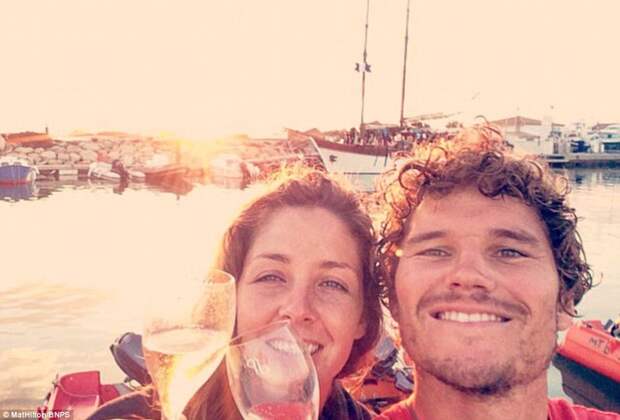 Супружеская пара проплыла на самодельной лодке с веслами путь из Англии во Францию лодка, путешествие
