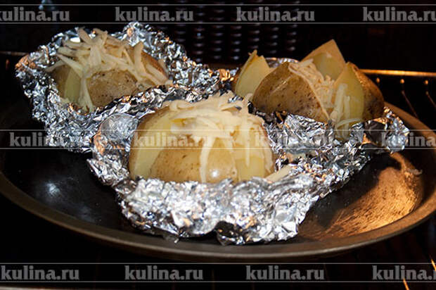 Картофель, запеченный с сыром и каперсами Поставить картофель в духовку и запекать еще 5-10 минут.