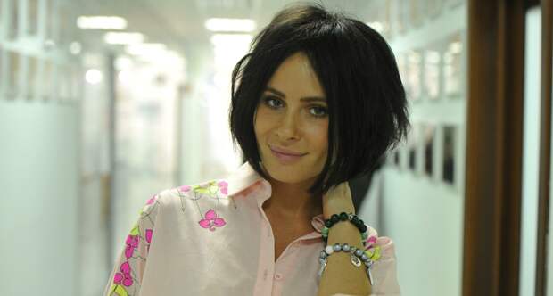 45-летняя экс-солистка группы «Демо» в прозрачном платье пришла в магазин