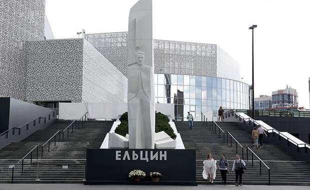 "Ельцин-центр" снова стал центром скандала: на 80-летие Победы туда пригласили нацистов