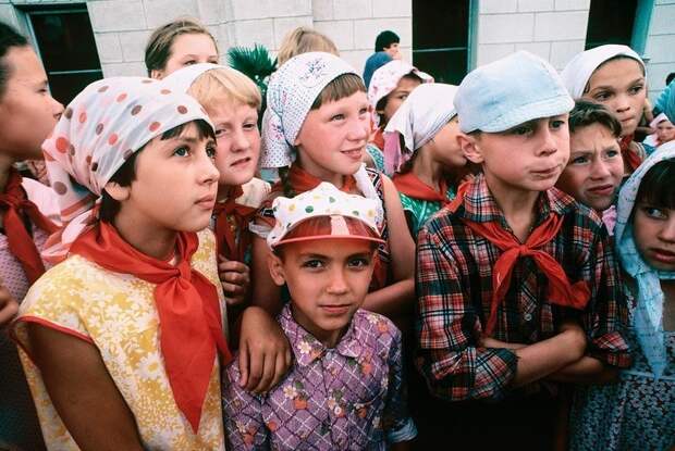 Пионеры на сочинском вокзале 1981 год, СССР, история, люди, фото