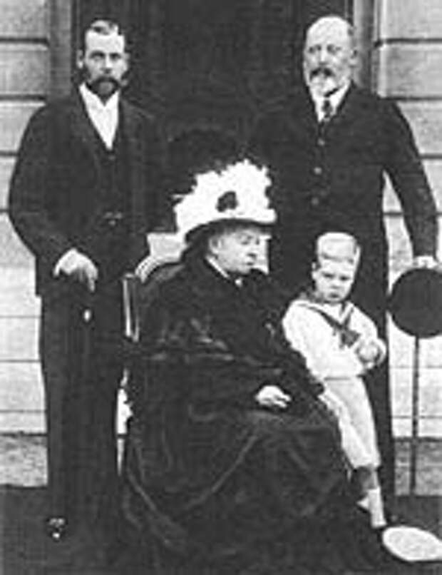 Королева Виктория, в правление которой пришел на свет Черчилль, с членами августейшего семейства. За ней слева — будущий король Георг V, справа — будущий король Эдуард VII