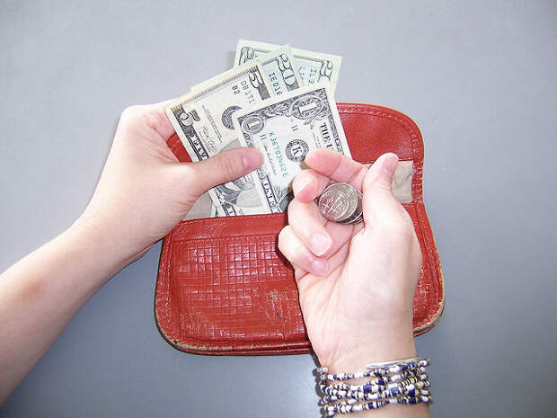 girl with wallet and money