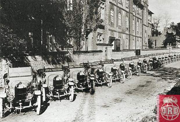 Легковые автомобили Morris Cowley возле корпусов бывшего военного училища Каули. 1913 год.