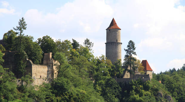 Звиков Чехия Это один из наиболее важных и значительных готических замков средневековой Чехии. В замке, по слухам, живет местный Звиковский черт, который очень не любит людей. Шутки шутками, но тут и на самом деле происходят странные, неприятные вещи. Животные отказываются заходить в некоторые комнаты замка, иногда самопроизвольно загораются портьеры в главном зале, а те, кто спит в главной башне, умирают в течение года. Так, по крайней мере, говорят местные.