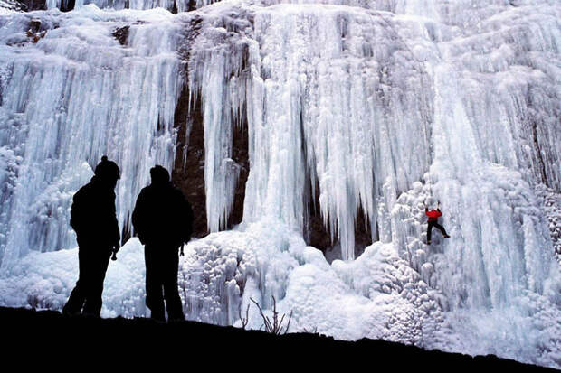 FrozenWaterfalls08 Удивительные замерзшие водопады по всему миру