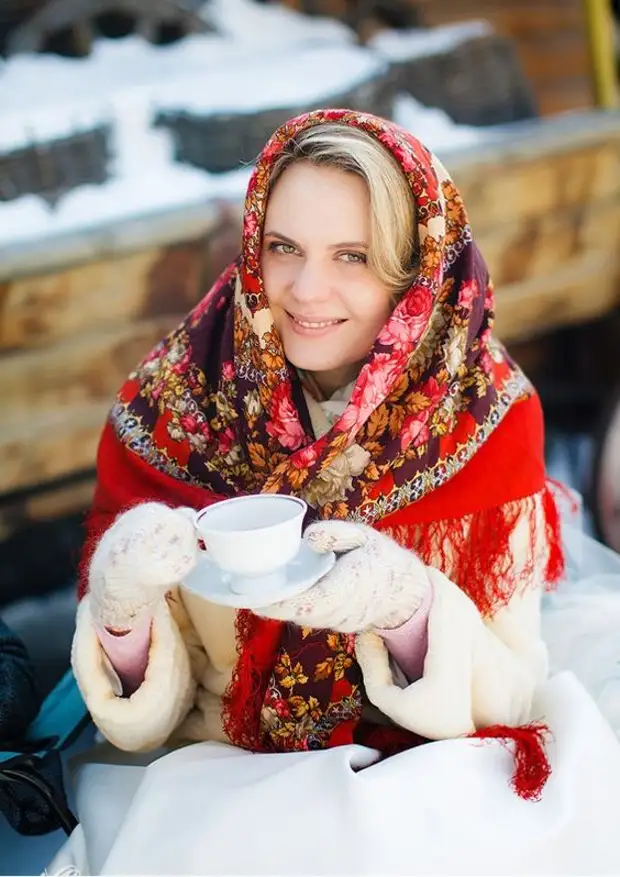 Русская красавица в платке зимой