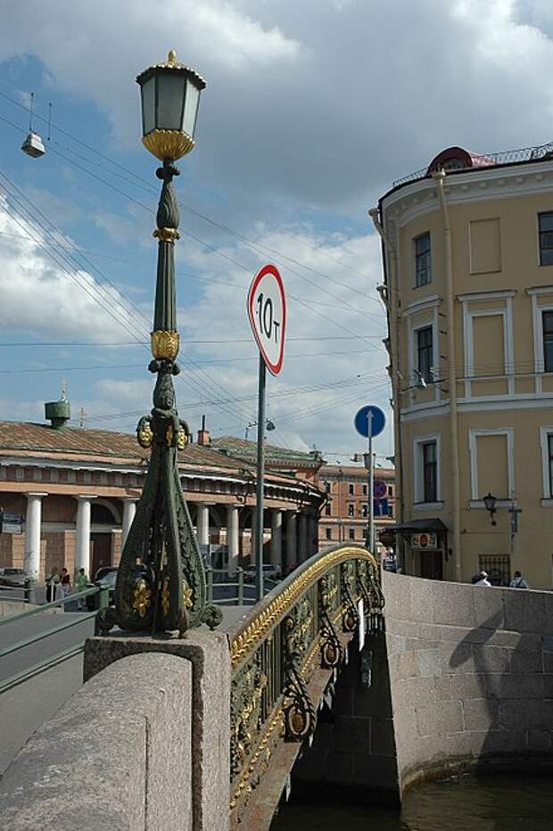 https://upload.wikimedia.org/wikipedia/commons/thumb/f/fc/Bolshoi_Koniushennyi_bridge_St_Petersburg_lantern.jpg/440px-Bolshoi_Koniushennyi_bridge_St_Petersburg_lantern.jpg