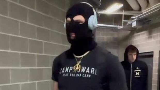 Michigan basketball player Hunter Dickinson wearing a ski mask