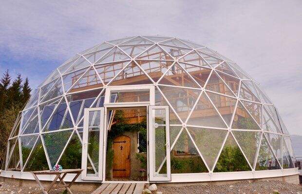 Супруги с 3 детьми перебрались жить в эко-дом со стеклянным куполом, который построили сами