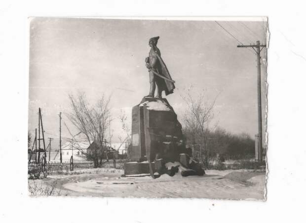 Памятник В.И.Чапаеву ранний в профиль .jpg