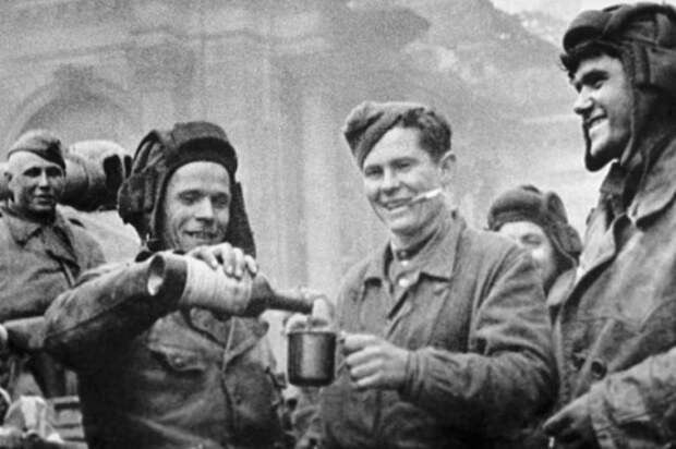 Алкоголь в Советской армии выдавали вплоть до 1945 года. /Фото: img03.rl0.ru Алкоголь в Советской армии выдавали вплоть до 1945 года. /Фото: img03.rl0.ru