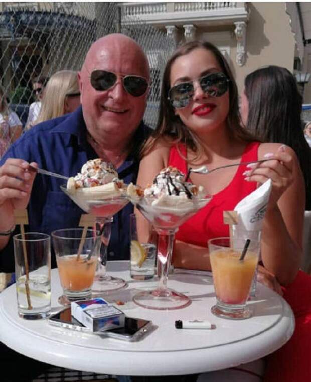 Эффект кинозвезды: в Каннах на красной дорожке 63-летний миллионер сделал предложение своей девушке