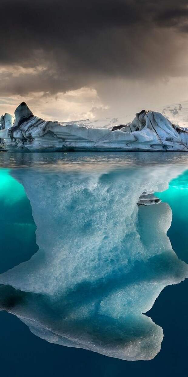 Поскольку плотность льда составляет 920 кг/м³, а плотность морской воды — около 1025 кг/м³, около 90 % объёма айсберга находится под водой айсберг, интересное, лед, под водой, природа
