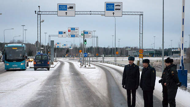 Финские и российские таможенники на пограничном пункте пропуска автомобилей МАПП Нуйамаа на границе Финляндии и России. Архивное фото.