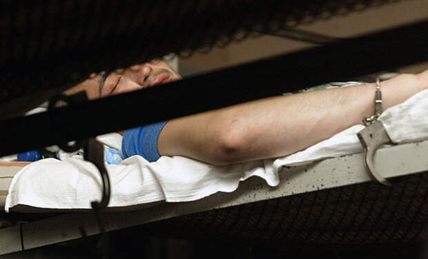 Изолятор для вновь поступивших наркоманов в реабилитационном центре «Город без наркотиков», Екатеринбург, 17 марта 2004 года. Фото: Анатолий Семехин / ИТАР-ТАСС