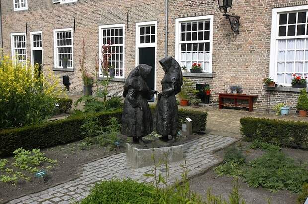 Скульптурная композиция, изображающая бегинок, в городе Бреда. Источник: starpi.livejournal.com