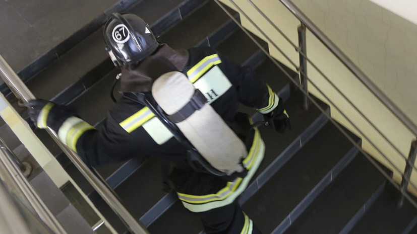 В жилом доме в Красноярске загорелась шахта лифта