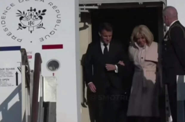 Макрон вышел под руку с супругой Брижит из самолета после издевок Трампа