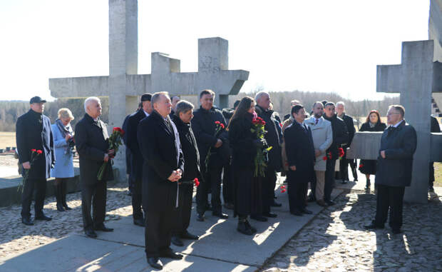 Посол Бабич проигнорировал траурные мероприятия в Хатыни.