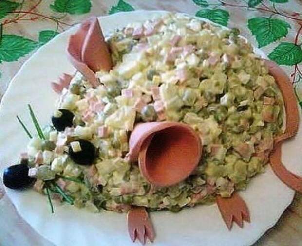 Весёлые салаты: украшать блюда нужно уметь!