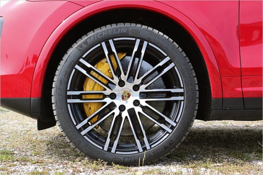 Тест-драйв: BMW X5 M против Porsche Cayenne Turbo S