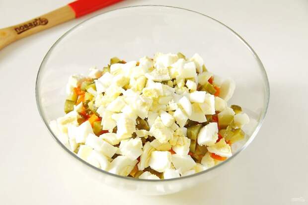 И нарезанные кубиками яйца.