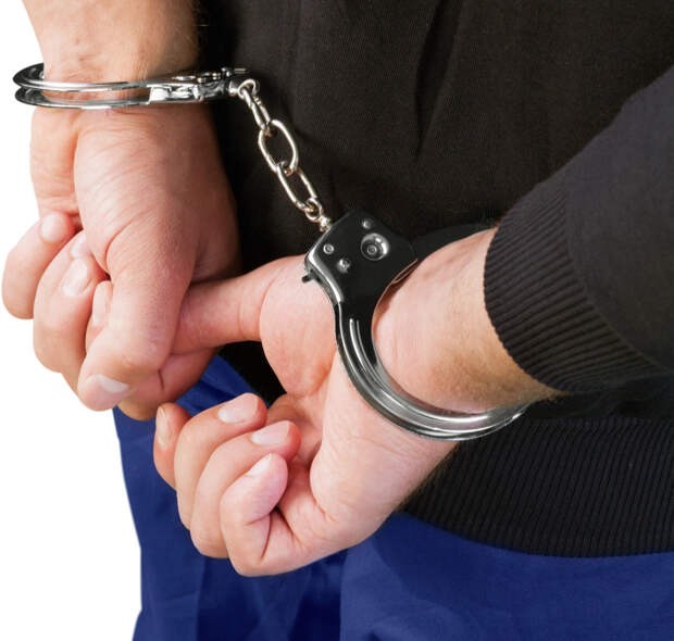 В Братске пьяный мужчина на коленях благодарил школу и вызвал волну антимусульманских настроений