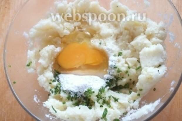 Добавьте в немного остывшую картофельную массу: яйцо, соль, перец, нарезанный лук и муку с разрыхлителем.