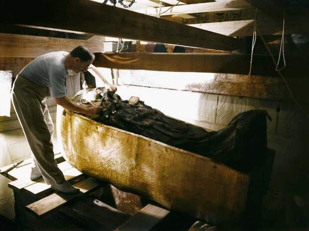 Картер изучает саркофаг Тутанхамона. (1925 г.) Говард Картер, египет, история, фото