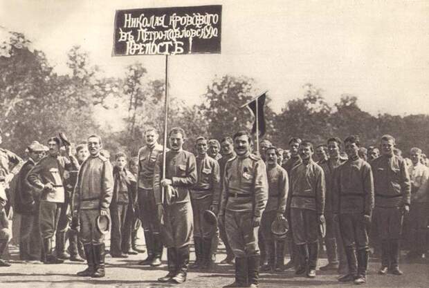 Февральская революция. Демонстрация солдат с требованием тюремного содержания для Николая II. Март 1917