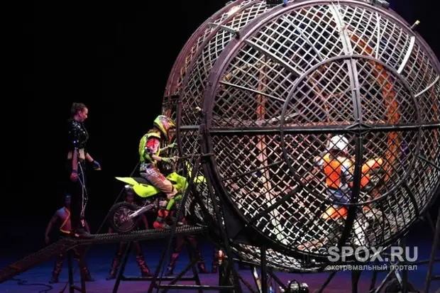 Артисты цирка. Цирк демидовых упал акробат. Канатоходец упал. Цирк демидовых упал акробат. Аттракцион шар смелости.