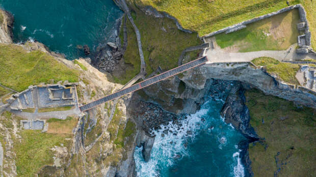 Изящный пешеходный мост соединил две половины замка Тинтагель (Cornwall, Великобритания). | Фото: m.interior.ru.