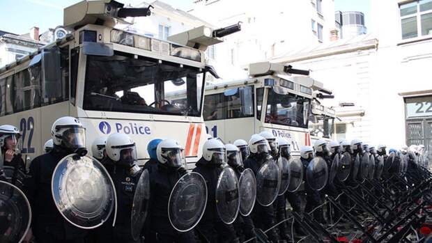 Полиция Брюсселя с помощью водометов разогнала участников фестиваля