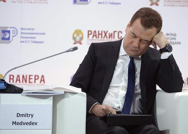 Дмитрий Медведев облокотился и спит закрыли глаза, политики спят, удачный кадр