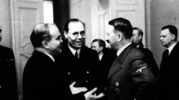 Молотов на встрече с Гитлером Фото: © East News Poland/EAST NEWS