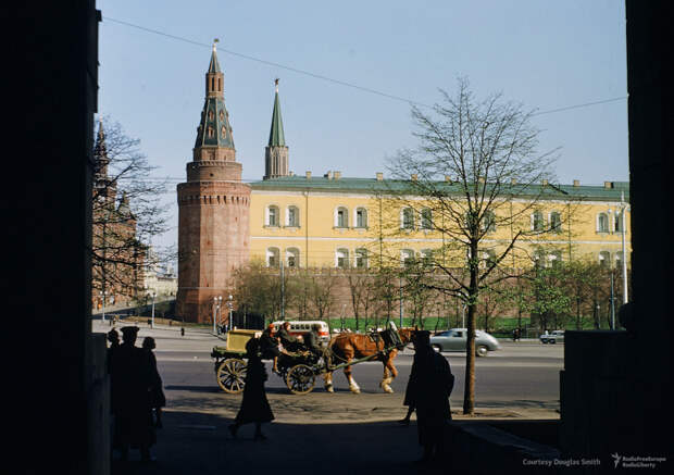 Вид с Моховой на Кремль. В те годы был в городе и конный транспорт